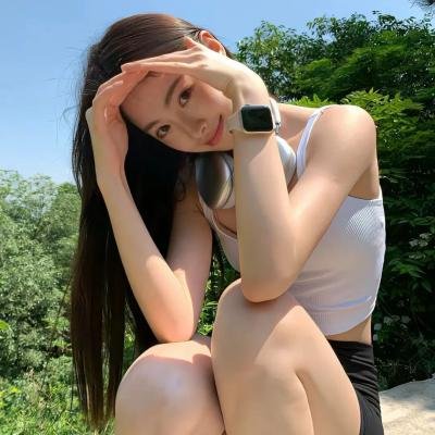 坐在酒吧里吃蛋糕